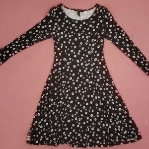 Long sleeved daisy flower skater forever 21 dress